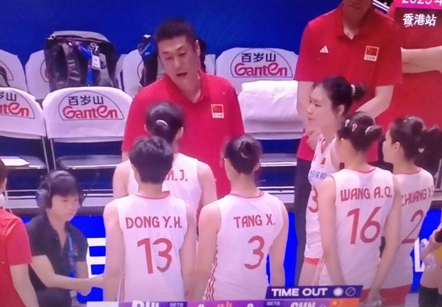 羽毛球队对阵中国女排激战胶着,最终险胜对手