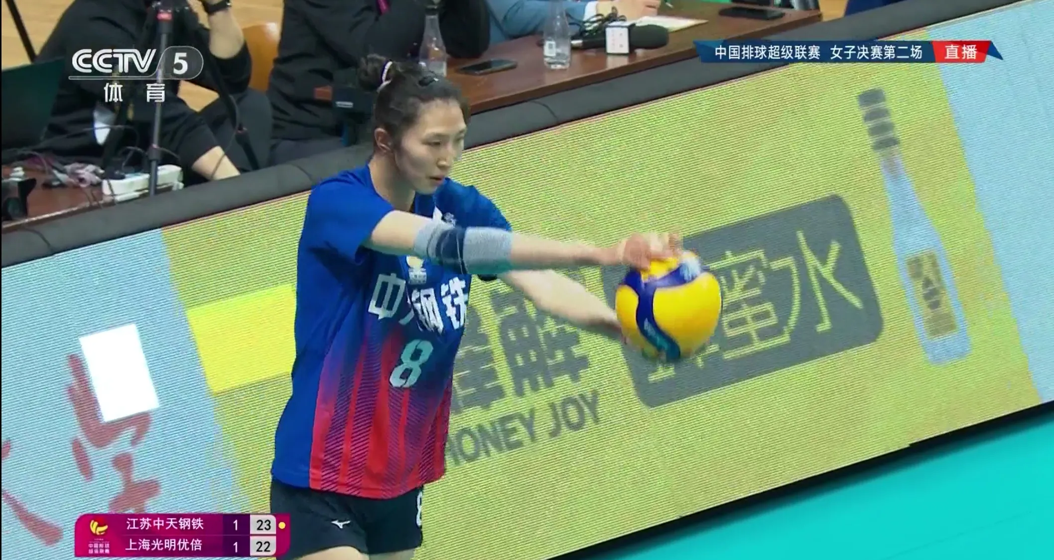 羽毛球队对阵中国女排激战胶着，最终险胜对手